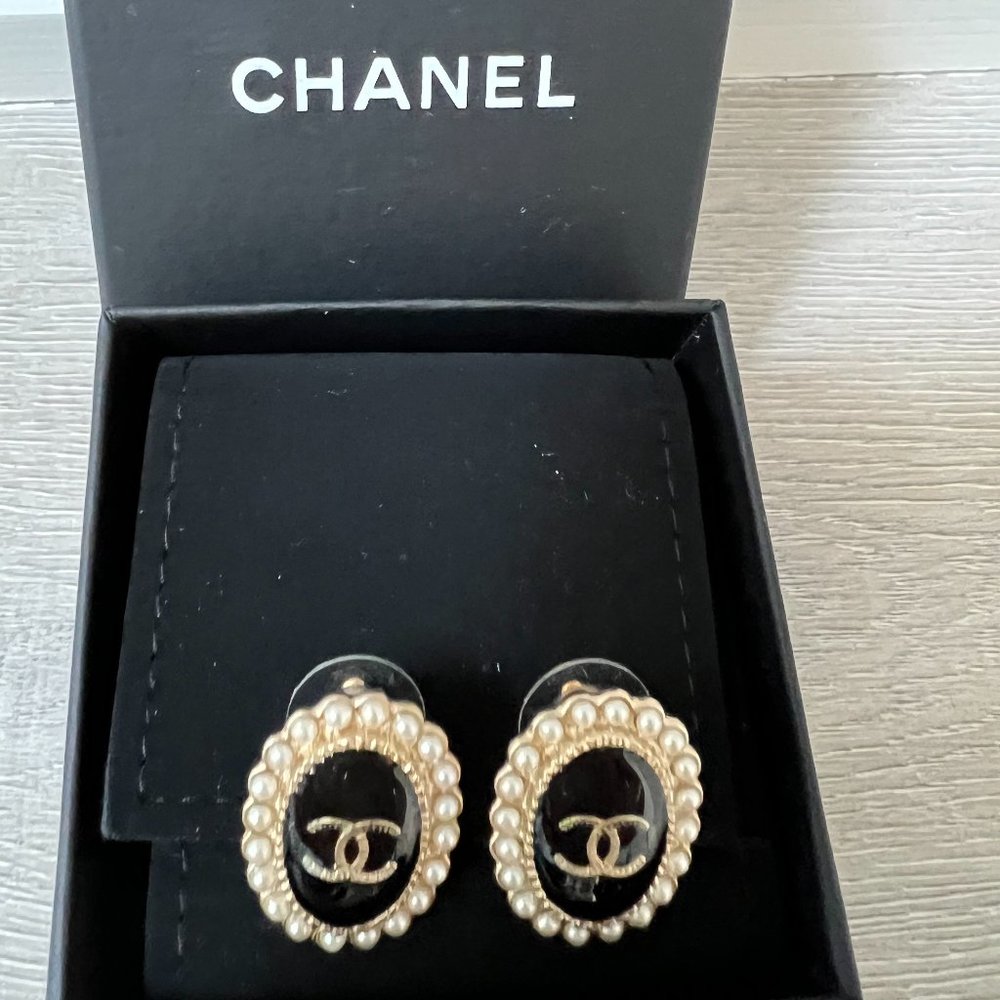 Brand new Chanel CC logo pearls earrings - Picture 1 of 4